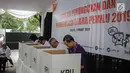 Ketua KPU Arief Budiman (dua kanan) bersama  Komisioner KPU melakukan pencoblosan saat menggelar simulasi Pemilu 2019 di halaman Gedung KPU, Jakarta, Selasa (12/3). (Liputan6.com/Faizal Fanani)