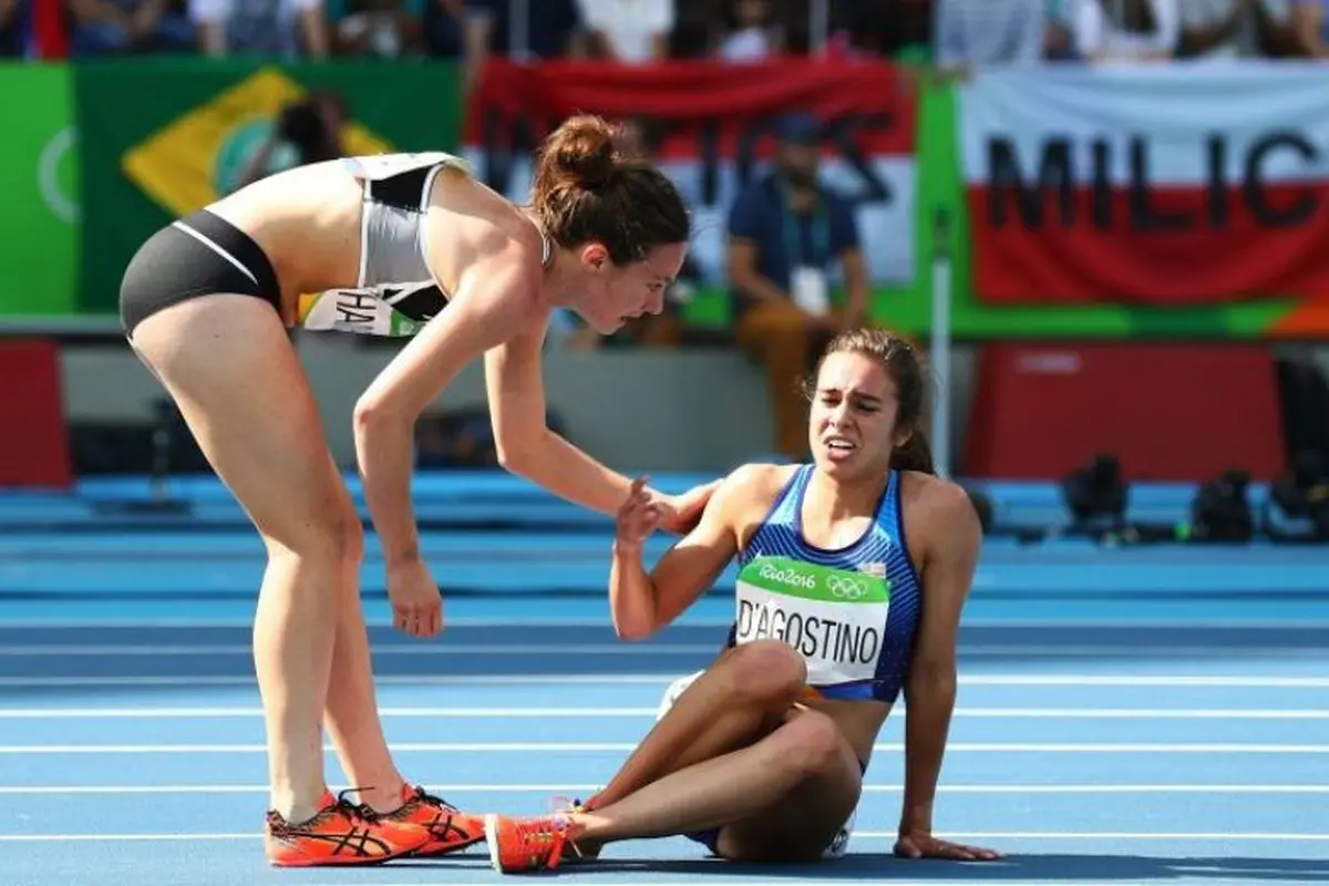 Atlet lari jatuh. Foto: Ian Walton/Getty Images
