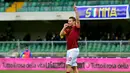 10. Francesco Totti - Il Capitano yang disematkan kepada Totti dirasa sangatlah pantas. Sebab loyalitas yang ditunjukan oleh gelandang serang tersebut kepada AS Roma sepanjang kariernya. (AFP/Giuseppe Cacace)