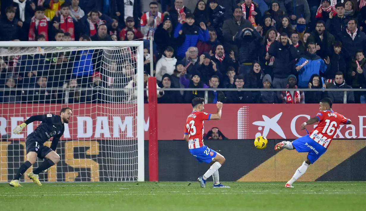 Gelandang Girona, Savio Moreira (kanan) mencetak gol kedua timnya ke gawang Atletico Madrid pada laga pekan ke-19 Liga Spanyol 2023/2024 di Montilivi Stadium, Girona, Kamis (4/1/2024) dini hari WIB. (AFP/Pau Barrena)