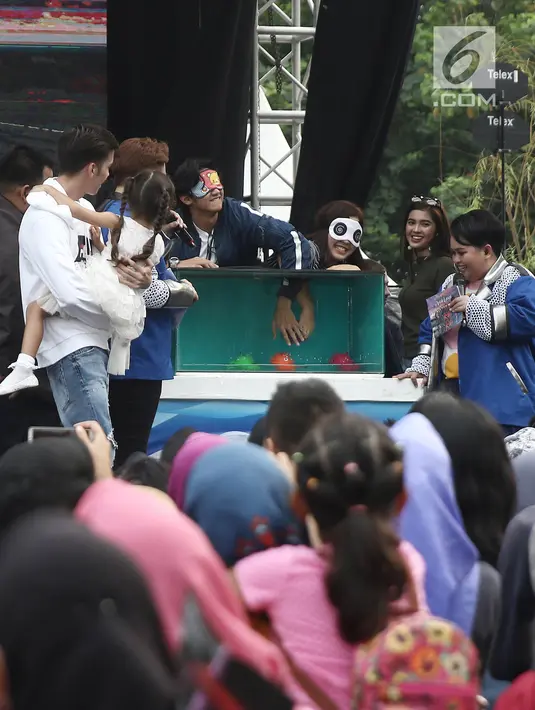Para artis pemain sinetron Anak Langit mengikuti permainan saat meet & greet dalam acara Vidio Fair 2.0 di Gandaria City Mall, Jakarta, Sabtu (3/11). Vidio Fair 2.0 kali ini mengambil tema One Stop Event You Can Get. (Liputan6.com/Herman Zakharia)