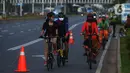 Sejumlah orang mengendarai sepeda dengan mengenakan kebaya di Kawasan Sudirman, Jakarta, Selasa (29/9/2020). Bersepeda dengan pakaian tradisional tersebut dilakukan untuk melestarikan budaya. (merdeka.com/Imam Buhori)