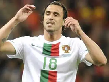 Kekecewaan striker Portugal Hugo Almeida di laga perdelapan final PD 2010 melawan Spanyol di Green Point Stadium, Cape Town, 29 Juni 2010. Portugal kalah 0-1. AFP PHOTO / LLUIS GENE 