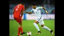 Pemain Timnas Inggris U-17, Jadon Sancho (kanan) berusaha melewati pemain Chile, Gaston Zuniga (kiri) pada laga Grup F Piala Dunia U-17 2017 di Salt Lake Stadium, Kolkata, India, 8 Oktober 2017. Inggris lolos ke babak 16 besar setelah menjadi juara di Grup F. (AFP/Dibyangshu Sarkar)