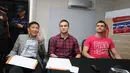 Presiden Persija Jakarta, Ferry Paulus, bersama Martin Vunk dan Yevgeni Kabayev (dari kiri ke kanan) menjawab beberapa pertanyaan wartawan saat jumpa pers usai penandatanganan kontrak di Jakarta, (9/12/2014). (Liputan6.com/Helmi Fithriansyah)