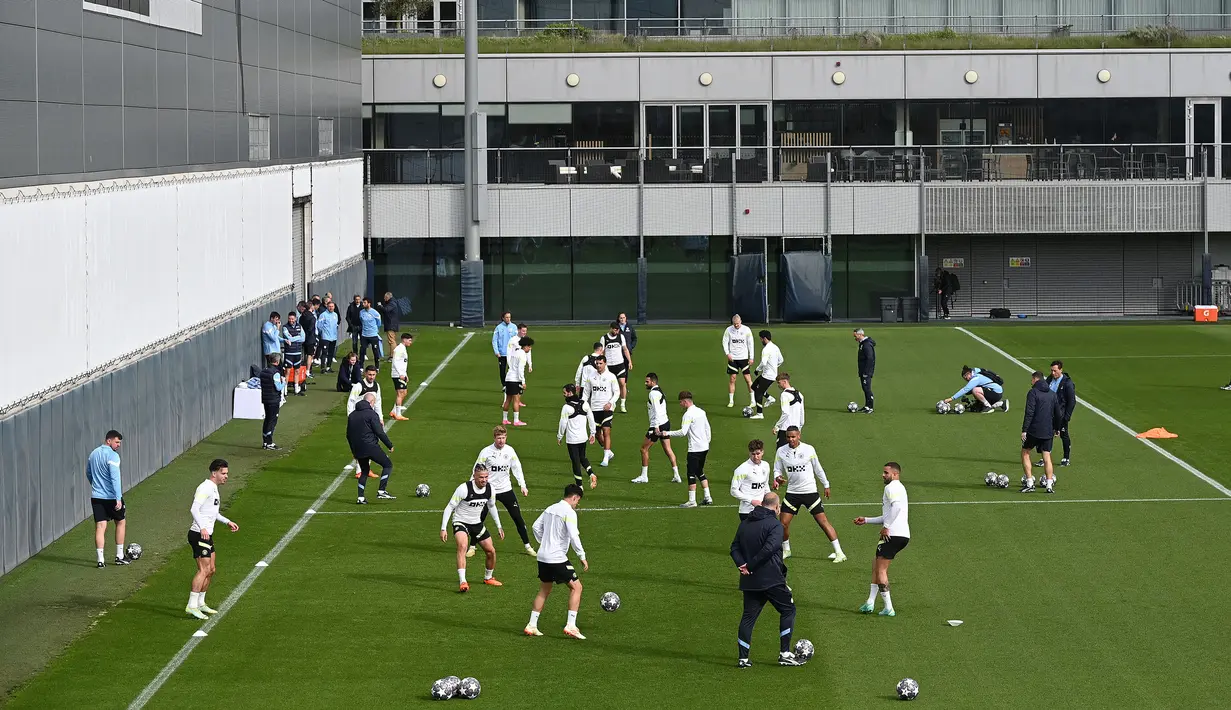 Sejumlah pemain Manchester City melakukan latihan menjelang laga semifinal Liga Champions 2022/2023 melawan Real Madrid di Manchester City training ground, Manchester, Inggris, Rabu (16/05/2023) waktu setempat. (AFP/Oli Scarff)