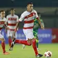 Striker Madura United, Beto Goncalves (kanan) menggiring  bola saat melawan Persebaya Surabaya dalam laga matchday ke-2 Grup C Piala Menpora 2021 di Stadion Si Jalak Harupat, Bandung, Minggu (28/3/2021). Madura United kalah 1-2 dari Persebaya. (Bola.com/M Iqbal Ichsan)