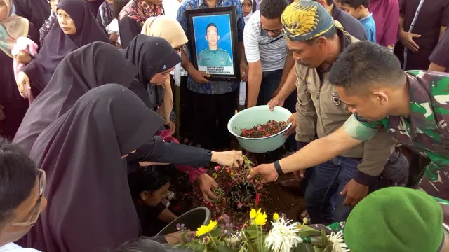 Keluarga dan kerabat menaburkan bunga di atas pusara Sertu Anumerta Dita Ilham. (Foto: Liputan6.com/Rudal Afgani Dirgantara)
