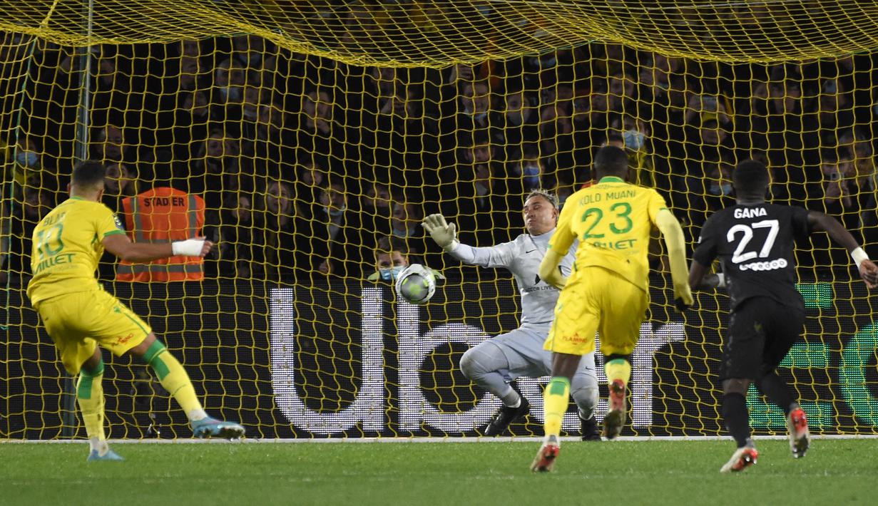 Eksekusi yang diambil Ludovic Blas mampu menggetarkan jala gawang Keylor Navas meski ia sudah mampu menebak arah tendangan sang eksekutor. Skor 3-0 bertahan hingga babak pertama usai. (AFP/Sebastien Salom-Gomis)