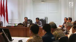Presiden Joko Widodo didampingi Wapres Jusuf Kalla mengikuti rapat terbatas di Kantor Presiden Jakarta, Senin (28/5). Jokowi ingin memastikan pelaksanaan mulai dari pembukaan pertandingan dan penutupan Asian Games 208. (Liputan6.com/Angga Yuniar)