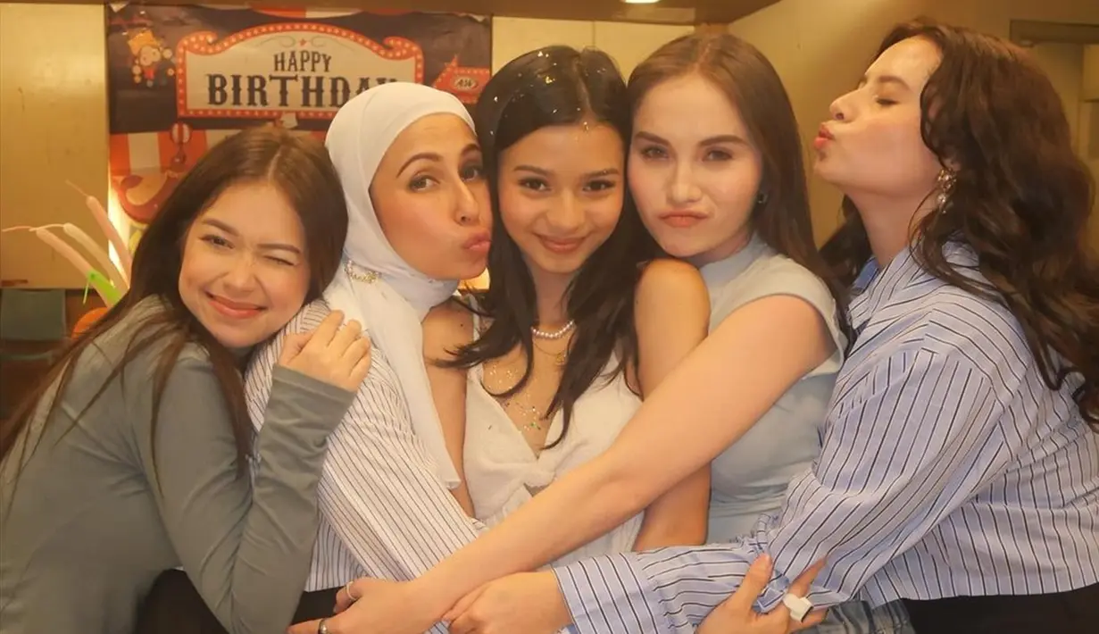 Deswita Maharani juga turut menghadiri acara ulang tahun Adzwa Aurell. Dekat dengan sederet pemain muda di Mermaid in Love, Deswita Maharani sudah seperti ibu sendiri. Seperti diketahui, Deswita dulu berperan sebagai Euis di Mermaid in Love. Tak hanya ulang tahun Adzwa, Deswita Maharani juga pernah hadiri ulang tahun Syifa Hadju, Elina Joerg hingga Beby Tsabina. (Liputan6.com/IG/@iniadzwaaurell)
