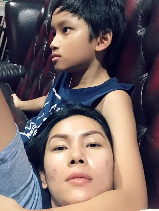 Meskipun tidak serumah, akan tetapi hal itu tak membuat kasih sayang Kalina kepada Azka. (Foto: instagram.com/kalinaocktaranny)