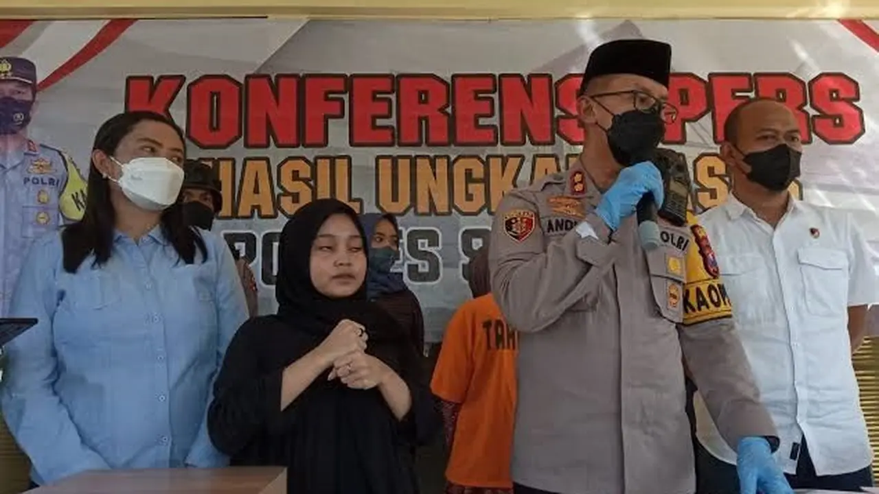 Kapolres Situbondo AKBP Andi SInjaya menjelaskan kronoligi kasus pembunuhan ibu kandung oleh anaknya sendiri pada Konfrensi Pers di Mapolres Situbono (Istimewa)