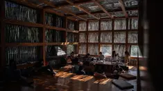 Dalam gambar pada 15 September 2018, orang-orang membaca di Perpustakaan Liyuan, pinggiran kota Beijing. Jauh di dalam lembah yang dikelilingi perbukitan berbatu, sebuah perpustakaan kayu berdiri di atas anak sungai. (FRED DUFOUR/AFP)
