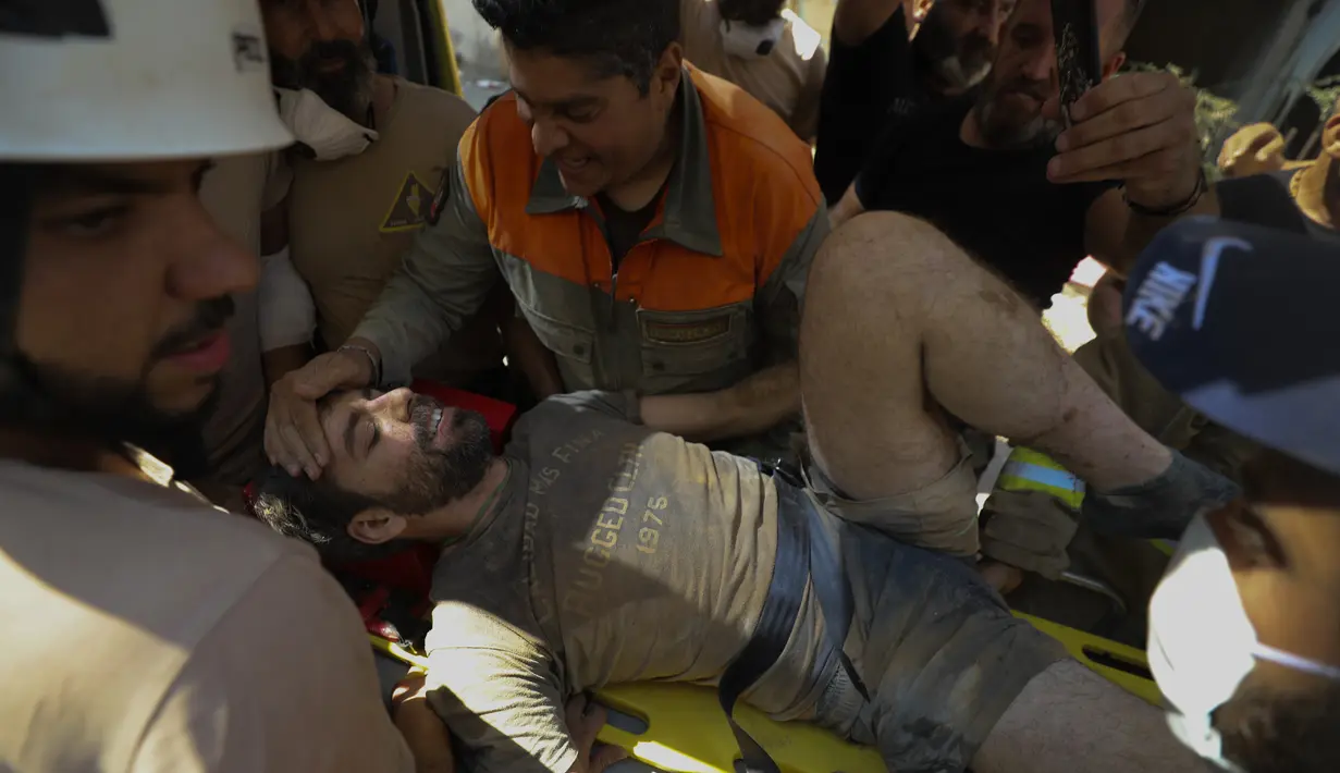 Seorang korban selamat berhasil dikeluarkan dari puing-puing usai ledakan besar di Beirut, Lebanon, Rabu (5/8/2020). Ledakan yang mengakibatkan puluhan orang tewas dan ribuan lainnya terluka tersebut meratakan pelabuhan dan merusak bangunan di seluruh Beirut. (AP Photo/Hassan Ammar)