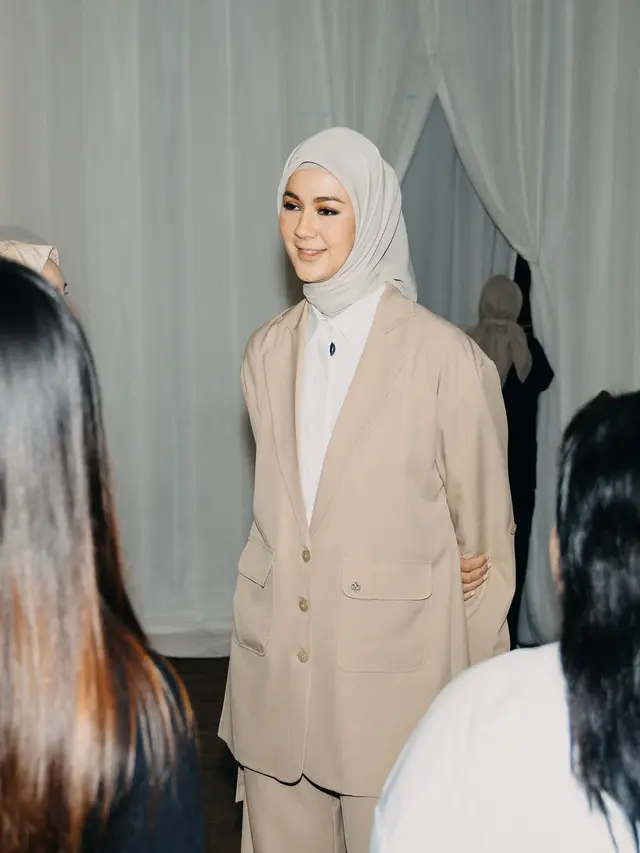 6 Gaya Lady Boss ala Paula Verhoeven, Pesona Kecantikan Perempuan Mandiri dan Serba Bisa