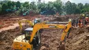 Data terkini per 17 November 2025 menunjukkan perkembangan jumlah korban secara keseluruhan. Total 16 korban telah ditemukan dalam kondisi meninggal dunia, sementara 7 lainnya masih dalam proses pencarian. Tampak dalam foto, tim penyelamat mencari korban setelah longsor menimbun beberapa rumah di Desa Cibeunying, Kabupaten Cilacap, Jawa Tengah, pada Senin 17 November 2025. (Bakhtiar RAHMAN/AFP)