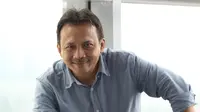 Salah satu pemain film Generasi Kocak: 90-an Vs Komika, Adi Bing Slamet saat berkunjung ke Liputan6.com, Jakarta, Rabu (8/2). (Liputan6.com/Fatkhur Rozaq)
