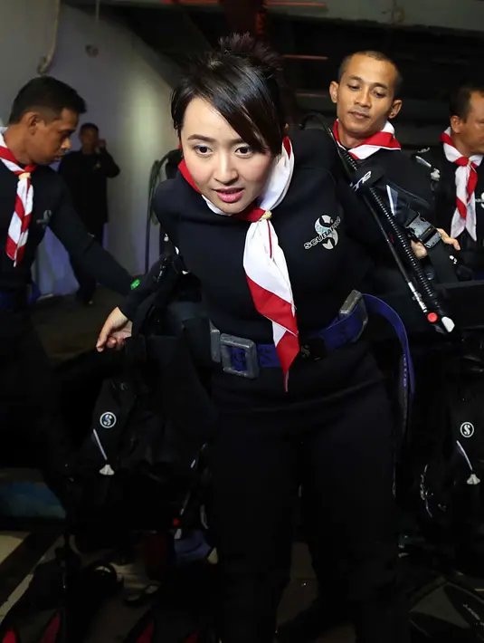 Selain Chua Kotak yang merasakan tegang, Firmansyah Mahidin Putra suaminya juga merasakan hal yang sama. Menginggat di aquarium itu dihuni oleh predator nomor satu dilaut, ikan hiu. (Deki Prayoga/Bintang.com)