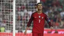 Striker Portugal, Cristiano Ronaldo, tampak kecewa usai gagal membobol gawang Swiss pada laga kualifikasi Piala Dunia 2018 di Stadion Luz, Selasa (10/10/2017). Portugal menang 2-0 atas Swiss.(AP/Armando Franca)