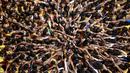 Ribuan umat Hindu membentuk piramida manusia untuk mencapai dan memecahkan dahi-handi (pot yang terbuat dari tanah liat) pada Festival Janmashtami di Mumbai, India, 6 September 2015. Festival ini menandai kelahiran dewa Krishna (REUTERS/Danish Siddiqui)