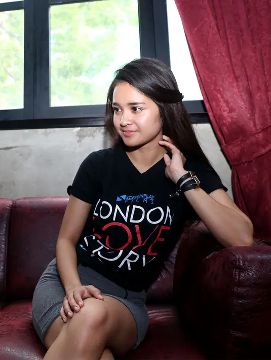 "Sebagai pemain enggak boleh kumpul sementara kita harus cari emosi berdua. Waktu reading bukannya kurang, tapi scene-nya banyak dan intens. Semuanya treatment," ujar wanita kelahiran Medan ini. (Andy Masela/Bintang.com)
