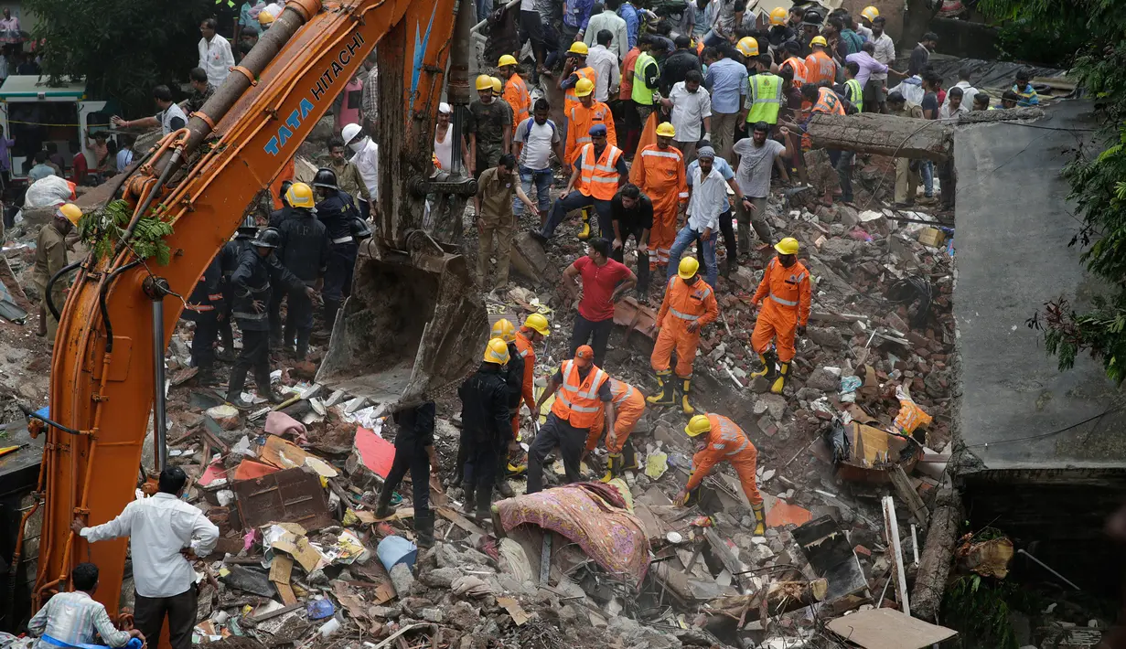 Suasana lokasi runtuhnya gedung berlantai lima di Mumbai, India, Selasa (25/7). Bangunan ambruk sering terjadi di India, akibat aturan pembangunan dilanggar oleh pihak pembangun, misal menggunakan bahan dasar yang tidak layak. (AP/Rafiq Maqbool)