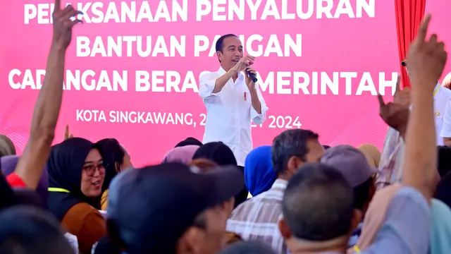 Presiden Joko Widodo atau Jokowi saat meninjau Pergudangan Bulog Kampung Melayu, Rabu (20/3/2024).