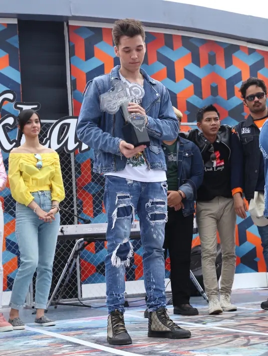 Adik dari Nadine Chandrawinata ini memaklumi kejadian itu. Apalagi para pemain Anak Langit hanya diberikan waktu sedikit untuk menghafal dialog di acara meet and greet Anak Langit. (Nurwahyunan/Bintang.com)