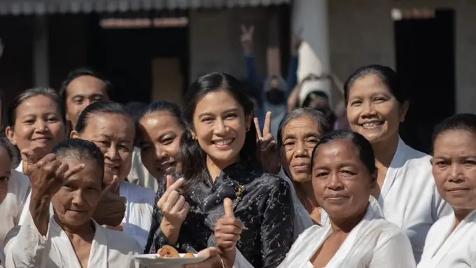 Kebaya Hitam dan Putih Jeng Yah yang Diperankan Dian Sastrowardoyo