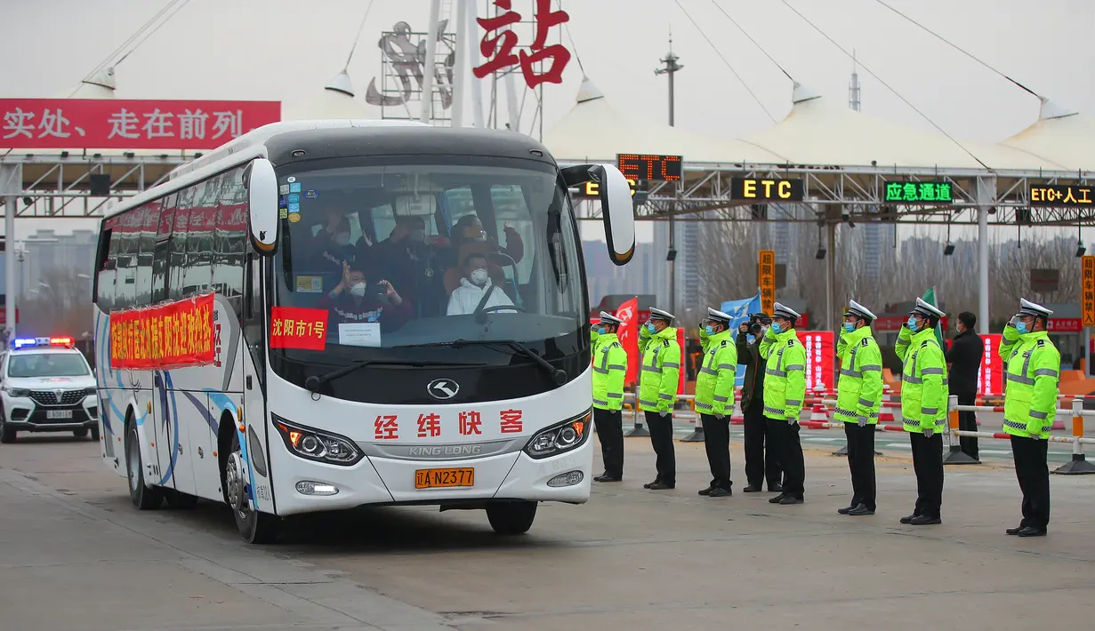 Polisi memberi hormat saat bus pengangkut petugas medis yang diperbantukan ke Provinsi Hubei meninggalkan Bandara Internasional Taoxian Shenyang, Shenyang, Provinsi Liaoning, China, Jumat (20/3/2020). Mereka dipulangkan seiring meredanya wabah virus corona COVID-19 di Hubei. (Xinhua/Long Lei)