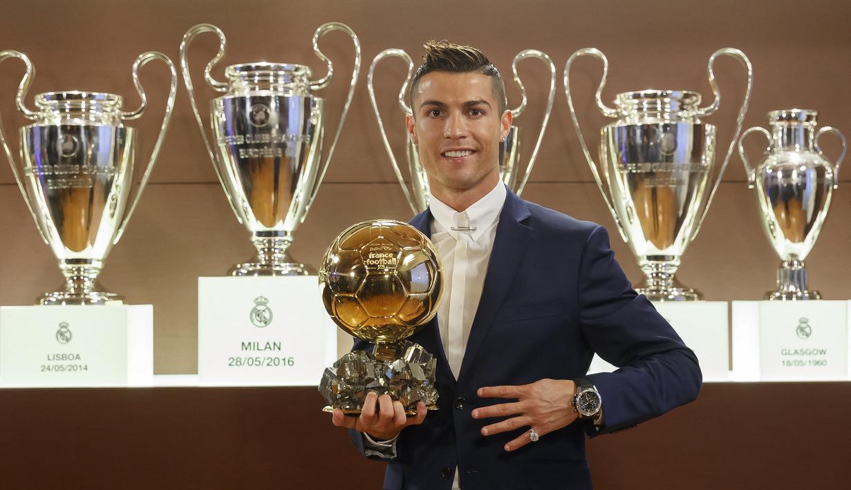 Real Madrid ditinggalkan Cristiano Ronaldo pada akhir musim 2017/2018 usai 9 musim yang menakjubkan. CR-7 mampu mencetak 450 gol dari total 438 laga dengan koleksi 15 trofi juara. Lima pemain berikut didatangkan, namun belum satu pun sosok yang setara dengannya. (AFP/l'equipe/Franck Seguin)
