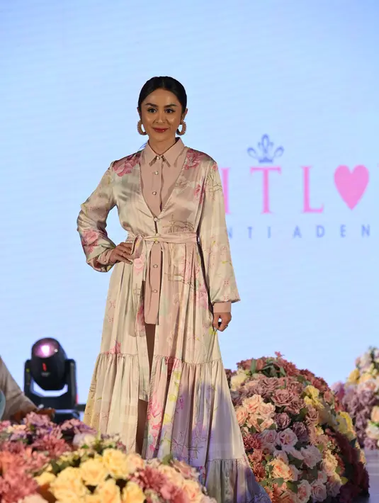 <p>Dress yang bisa dijadikan outerwear untuk tampialn 2 in 1. Nuansa floral dan warna pink selalu berhasil membuat tampilan cantik maksimal. [Scarf]</p>