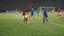 Pemain Timnas Indonesia Saddil Ramdani (kiri) menggiring bola mencoba melewati pemain Nepal pada laga terakhir Grup A kualifikasi Piala Asia 2023 di Stadion Jaber Al Ahmad, Kuwait, Rabu (15/6/2022). Timnas Indonesia berhasil lolos ke Piala Asia 2023 usai kalahkan Nepal 7-0. (Dok. PSSI)
