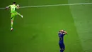 Pemain Prancis Kingsley Coman bereaksi usai gagal mengeksekusi tendangan penalti saat melawan Argentina pada pertandingan sepak bola final Piala Dunia 2022 di Stadion Lusail, Lusail, Qatar, 18 Desember 2022. Bermain imbang 3-3 selama 120 menit, Prancis akhirnya tumbang 2-4 dari Argentina dalam drama adu penalti. (AP Photo/Christophe Ena)