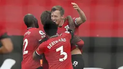 Pemain Southampton, James Ward-Prowse, melakukan selebrasi usai mencetak gol ke gawang Manchester United pada laga Liga Inggris di Stadion St. Mary's, Minggu (29/11/2020). MU menang dengan skor 3-2. (Mike Hewitt, Pool via AP)