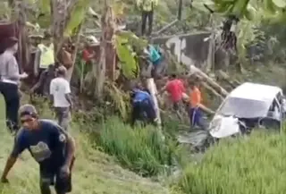Kondisi mobil ringsek dan terpental ke sawah usai dihantam Kereta Api Argo Bro mo saat melintas di Grobogan. (Liputan6.com/Arief Pramono)