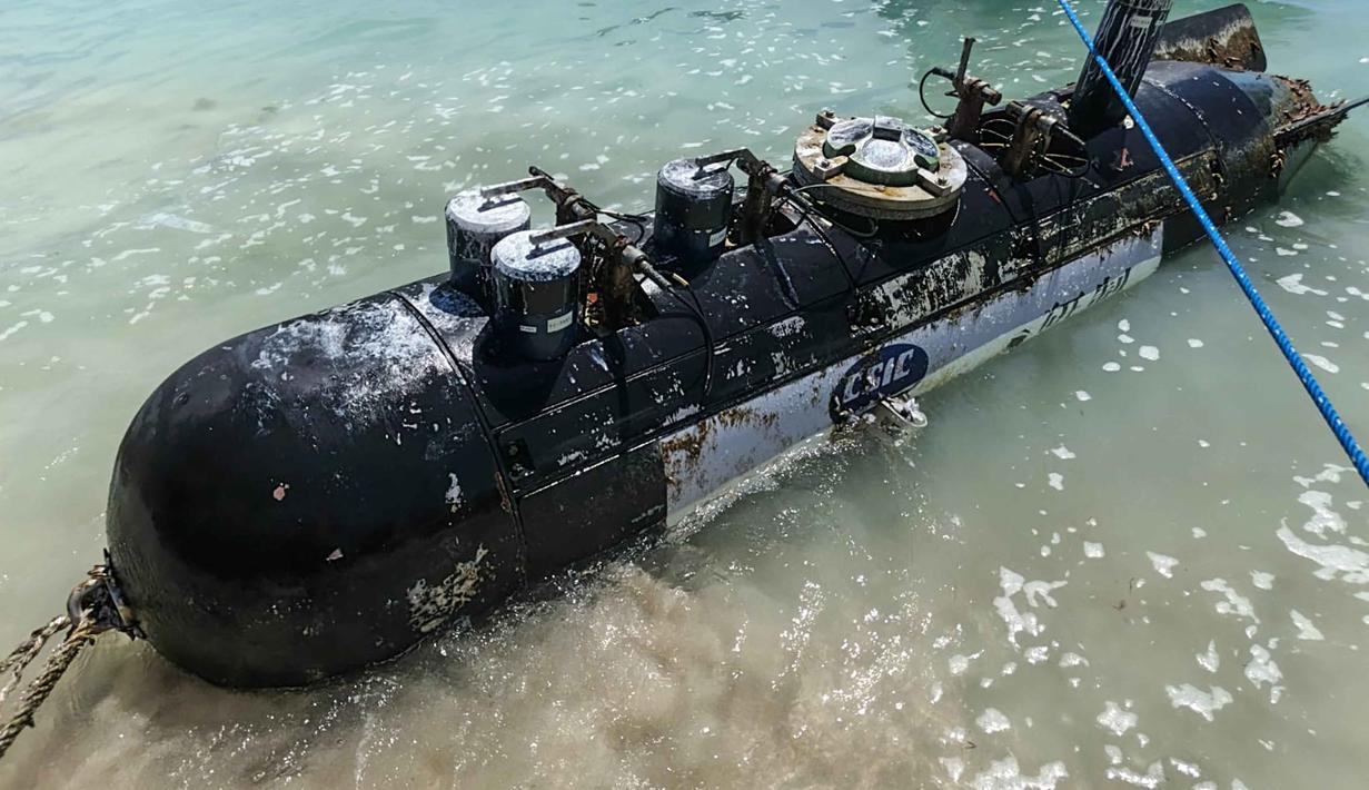 Objek tersebut telah diamankan dan diserahkan ke Pangkalan Tentara Nasional Indonesia Angkatan Laut (Lanal) Mataram untuk proses identifikasi dan penelitian lebih lanjut. Tampak dalam foto yang diambil pada 6 April 2026 menunjukkan sebuah objek mirip torpedo dengan panjang 3,7 meter dan lebar 65 sentimeter, yang ditemukan oleh seorang nelayan di dekat Selat Lombok setelah terseret ke pantai di Gili Trawangan, Nusa Tenggara Barat. (Foto oleh AFP)