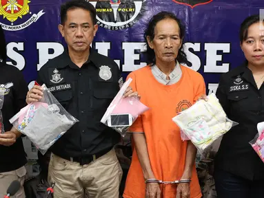 Petugas menunjukkan tersangka beserta barang bukti kasus pencabulan anak, di Polres Jakarta Selatan, Selasa (11/7). Seorang kakek berinisial ZU (60) melakukan pencabulan terhadap beberapa orang anak usia 5 hingga 8 tahun. (Liputan6.com/Immanuel Antonius)
