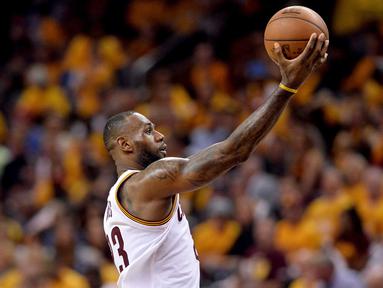 LeBron James #23 melakukan tembakan saat melawan Toronto Raptors pada game kedua Final wilayah Timur NBA Playoffs di  Quicken Loans Arena. Jumat (20/5/2016). Cavs menang 108-89. (Mandatory: Ken Blaze/USA Today Sports)