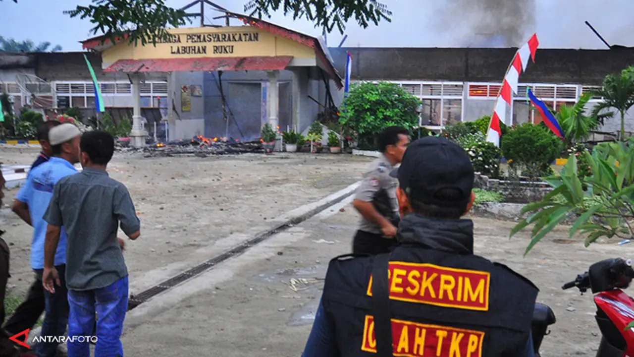 kerusuhan-lapas-labuhan-ruku-130818c.jpg