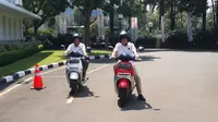 Menteri ESDM dan Wamen ESDM mengendarai motor istrik. (Pebrianto/Liputan6.com)