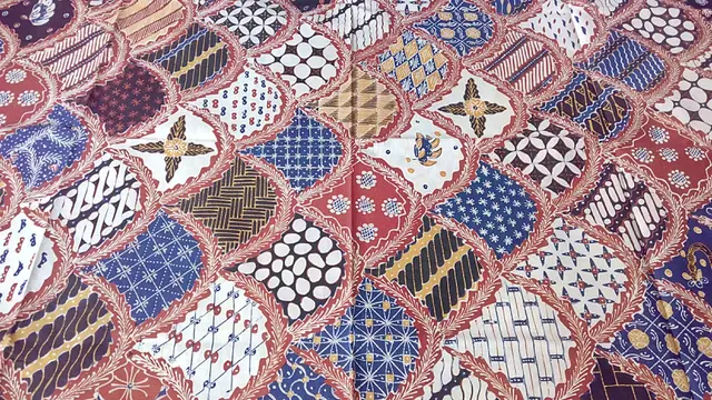 Terlihat perpaduan yang begitu cantik, beberapa motif batik tulis Garutan di satu helai kain batik motif bulu ayam