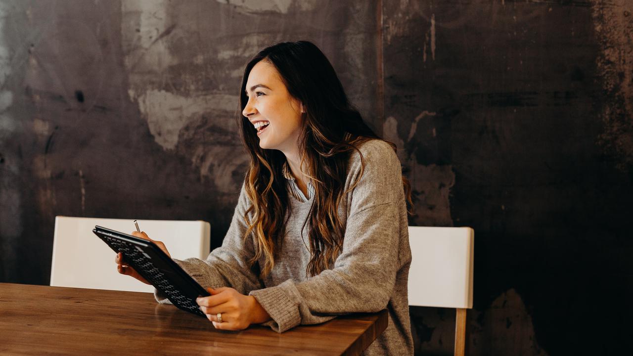 6 Alasan Mengapa Seseorang Terlihat Lebih Menarik Bagimu