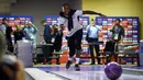 Bek Timnas Inggris, Ashley Young bermain bowling di pusat media Inggris di Repino, dekat St. Petersburg, Rusia, Senin (9/7). Inggris akan menghadapi Kroasia dalam semifinal Piala Dunia 2018. (PAUL ELLIS/AFP)