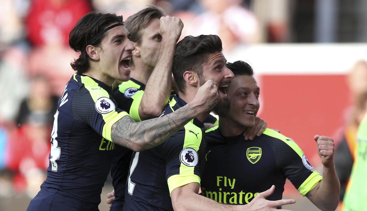 Para pemain Arsenal, merayakan gol yang dicetak Mezut Ozil ke gawang Stoke City pada pertandingan pekan ke-37 Premier League, di Stadion Bet 365, Sabtu (13/5/2017). Arsenal menang dengan skor 4-1. (AP/Nick Potts)
