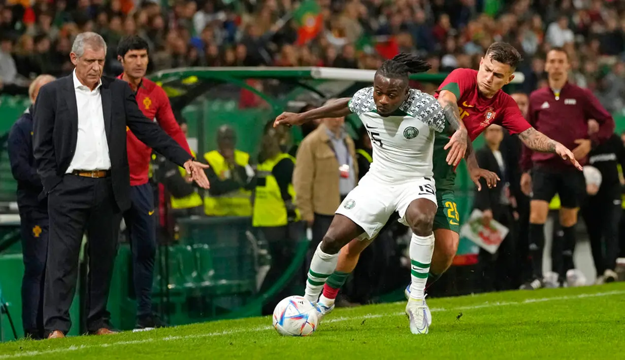 Pelatih Portugal Fernando Santos (kiri) menyaksikan pemain Nigeria Moses Simon (tengah) berebut bola dengan pemain Portugal Otavio pada pertandingan persahabatan di Stadion Jose Alvalade, Lisbon, Portugal, 17 November 2022. Portugal menghajar Nigeria dengan skor telak 4-0, mereka akan berangkat ke Qatar pada 18 November untuk Piala Dunia 2022. (AP Photo/Armando Franca)