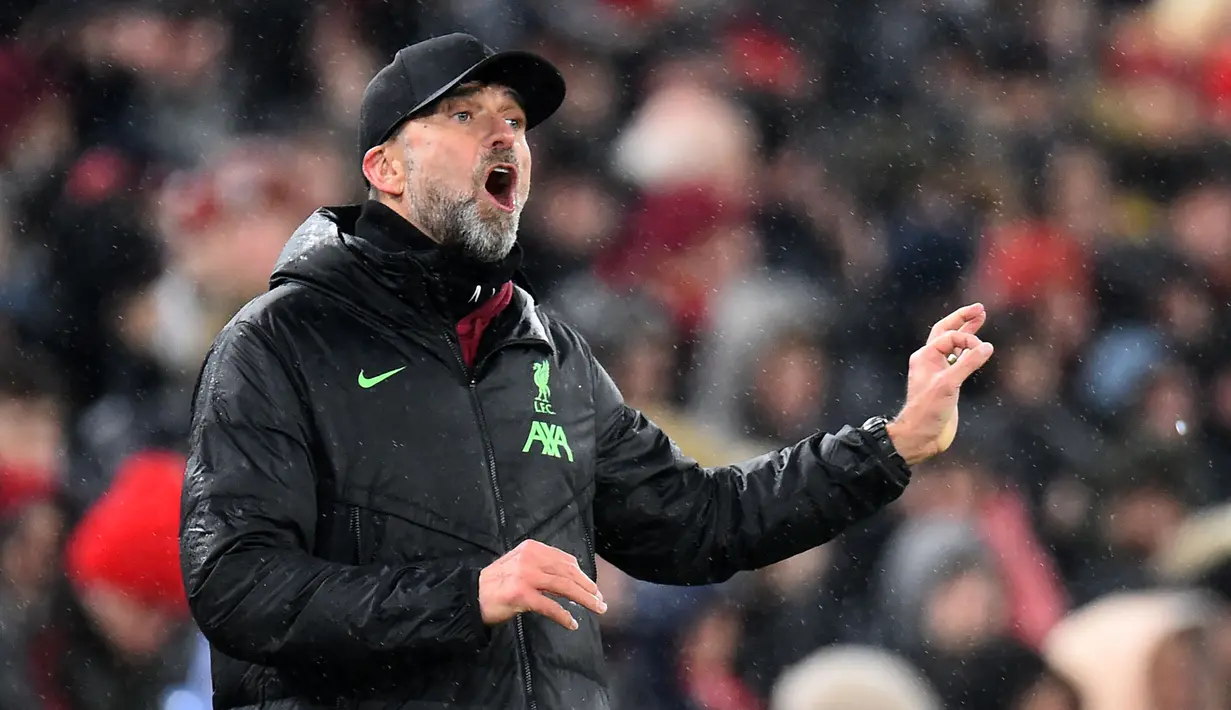 Pelatih Liverpool, Jurgen Klopp memberikan instruksi kepada pemainnya saat laga lanjutan Liga Inggris 2023/2024 melawan Newcastle di Anfield, Liverpool, Inggris, Selasa (02/01/2024) dini hari WIB. (AFP/Peter Powell)