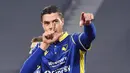 Pemain Verona, Andrea Favilli, melakukan selebrasi usai mencetak gol ke gawang Juventus pada laga Liga Italia di Stadion Allianz, Minggu (25/10/2020). Kedua tim bermain imbang 1-1. (Tano Pecoraro/LaPresse via AP)