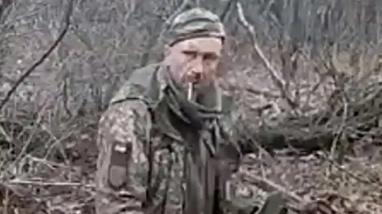 Potongan video yang menunjukkan seorang prajurit Ukraina yang diduga tawanan perang Rusia sedang merokok sebelum dieksekusi oleh senjata otomatis. Dinas Keamanan Ukraina mengonfirmasi prajurit itu sebagai Oleksandr Igorevich Matsievskyi.